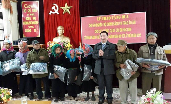 Lãnh đạo Đảng uỷ Khối trao quà cho các hộ nghèo.