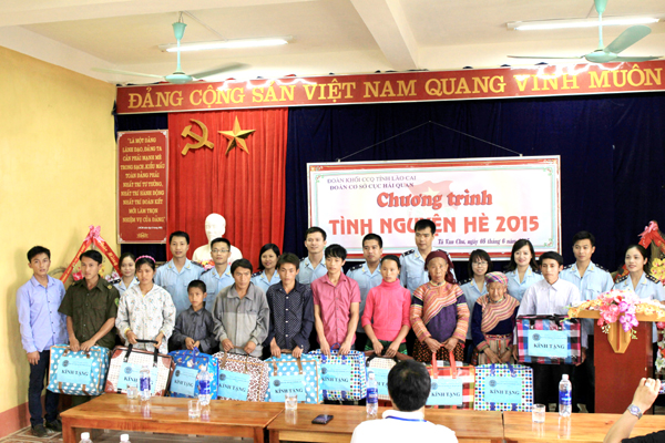 Đoàn cơ sở Cục Hải quan trao quà tặng cho các hộ gia đình khó khăn của xã Tả Van Chư.