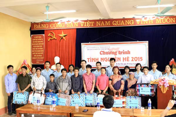 Đoàn cơ sở Cục Hải quan trao quà tặng cho các hộ gia đình khó khăn của xã Tả Van Chư. Đoàn cơ sở Cục Hải quan trao quà tặng cho các hộ gia đình khó khăn của xã Tả Van Chư.
