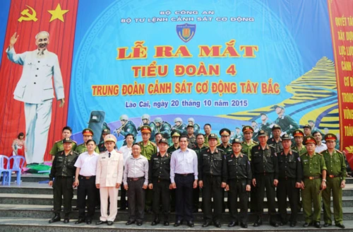 Các đại biểu chụp ảnh với cán bộ Trung đoàn CSCĐ Tây Bắc và Tiểu đoàn CSCĐ số 4. Các đại biểu chụp ảnh với cán bộ Trung đoàn CSCĐ Tây Bắc và Tiểu đoàn CSCĐ số 4.