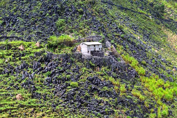 Miêu tả về Việt Nam, trang Boredpanda viết nơi đây trở thành một trong những điểm du lịch hút khách trong hơn thập kỷ qua với người dân thân thiện, phong cảnh hoang sơ và nhiều vẻ đẹp tiềm ẩn. Trên hình là dòng sông Nho Quế nhìn từ đèo Mã Pí Lèng, Hà Giang. Bắt nguồn từ cảm hứng đó, nhiếp ảnh gia Pháp tiếp tục thực hiện hành trình 12 ngày khám phá miền núi phía bắc Việt Nam như Sa Pa (Lào Cai), Đồng Văn (Hà Giang), Cao Bằng... Trên hình là một phụ nữ Dao Đỏ. Cụ ông Lùng Leo Phố, 78 tuổi, dân tộc La Chí. Trò chuyện với Rehahn, ông cho biết mình phải dành nhiều ngày để dẫn nước về nhà bằng những đường ống làm bằng tre. Từ ngọn núi cao lớn đến ruộng lúa xanh rì hay ánh nhìn thơ ngây của trẻ em dân tộc, Rehahn đã mang đến cho người xem vẻ đẹp ẩn giấu của đất nước Đông Nam Á này. Đây ảnh là hoàng hôn trên ruộng bậc thang ở Hoàng Su Phì, Hà Giang. Lân Thị Lợi là một bé gái dân tộc Lô Lô Đen. Em sống ở một ngôi làng nhỏ, gần Bảo Lạc (Cao Bằng). Em không biết nói tiếng Kinh vì em không đi học. Hai chị em đang chơi đùa ngay bên cạnh đường. Cao nguyên Đồng Văn, Hà Giang. 4 chị em dân tộc Mông đang ăn cơm trưa. Ngôi nhà chênh vênh trên cao nguyên đá. Với những bức hình ghi được sau chuyến đi, anh đang lên kế hoạch cho cuốn sách ảnh sắp tới của mình về hơn 50 dân tộc thiểu số ở Việt Nam. Trước đó, anh từng cho ra mắt cuốn sách ảnh "Việt Nam - Những mảnh ghép tương phản".