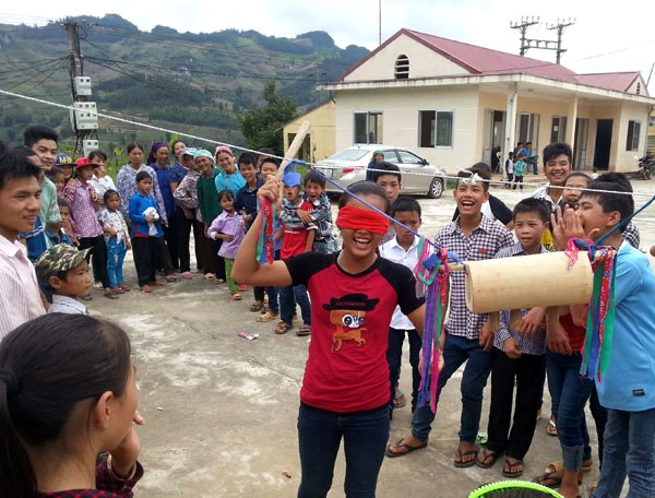 Đôi nam nữ thi hát giao duyên trong ngày Tết tháng Bảy. Người dân tham gia trò trơi ném còn. Thi đấu đẩy gậy giữa các thôn. Trẻ em thích thú với trò chơi bịt mắt đập mõ trâu. Thi nhảy bao bố.