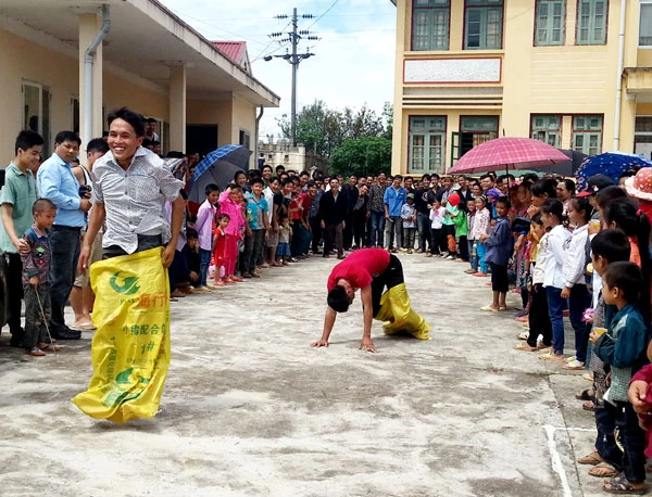 Đôi nam nữ thi hát giao duyên trong ngày Tết tháng Bảy. Người dân tham gia trò trơi ném còn. Thi đấu đẩy gậy giữa các thôn. Trẻ em thích thú với trò chơi bịt mắt đập mõ trâu. Thi nhảy bao bố.