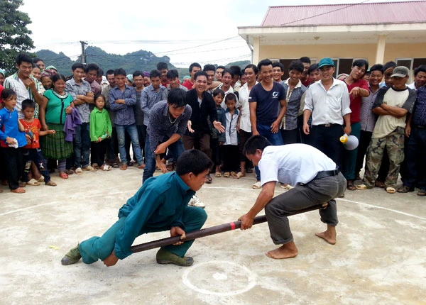 Đôi nam nữ thi hát giao duyên trong ngày Tết tháng Bảy. Người dân tham gia trò trơi ném còn. Thi đấu đẩy gậy giữa các thôn. Trẻ em thích thú với trò chơi bịt mắt đập mõ trâu. Thi nhảy bao bố.