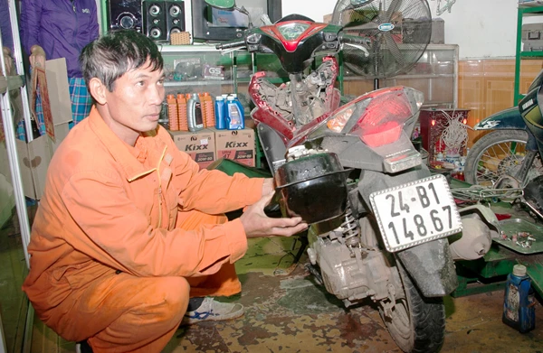 Anh Tứ không ngờ bình xăng có thể bị thủng khi xe đang hoạt động bình thường.