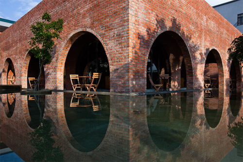 Những góc nhìn xuyên qua vòm, hình ảnh phản chiếu xuống nước của công trình tạo ấn tượng về mặt thị giác.