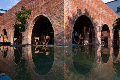 Những góc nhìn xuyên qua vòm, hình ảnh phản chiếu xuống nước của công trình tạo ấn tượng về mặt thị giác.