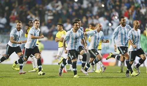 Niềm vui chiến thắng của Argentina trên chấm 11m.