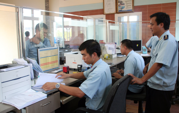 Thực hiện thủ tục thông quan tại Cửa khẩu Quốc tế đường bộ số II Kim Thành.