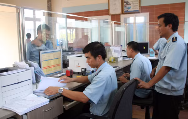 Thực hiện thủ tục thông quan tại Cửa khẩu Quốc tế đường bộ số II Kim Thành.
