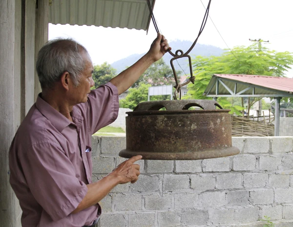 Ông Nông Văn Dùng gắn bó với chiếc kẻng thôn suốt 20 năm qua.