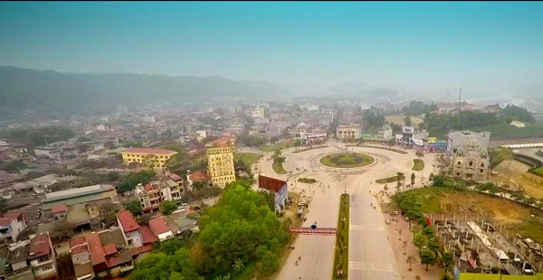 Một góc phường Kim Tân. Khu đô thị mới Lào Cai – Cam Đường được quy hoạch hiện đại. Quảng trường khu đô thị mới, nơi tổ chức những sự kiện quan trọng của tỉnh. Trụ sở làm việc Tỉnh ủy Lào Cai tại khu đô thị mới. Khách sạn quốc tế Aristo, khách sạn 5 sao đầu tiên tại Lào Cai. Công viên Nhạc Sơn. Cầu Cốc Lếu mới được xây dựng hiện đại ở ngay vị trí của cây cầu cũ. Trường THPT số 1 Lào Cai, ngôi trường giàu truyền thống của tỉnh.