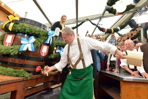 Nghi thức khai mạc lễ hội bia Oktoberfest.