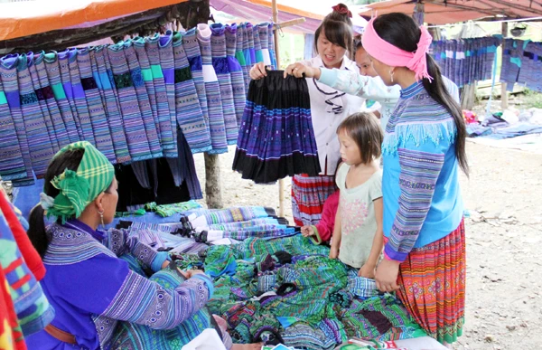 Hàng thổ cẩm thu hút nhiều khách đi chợ.