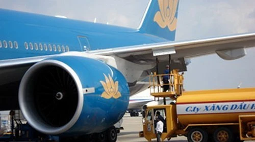 Xe chở xăng của Vinapco đang nạp xăng cho máy bay.