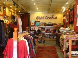 Một cửa hàng bán đồ lưu niệm có uy tín ở thị trấn Sa Pa. Một cửa hàng bán đồ lưu niệm có uy tín ở thị trấn Sa Pa.