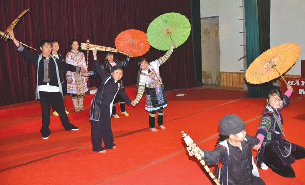 Buổi tập văn nghệ của Đội văn nghệ dân gian Công ty Du lịch Sa Pa O'Châu.