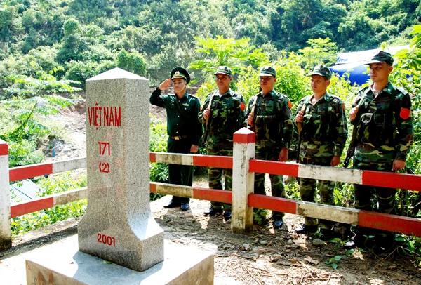 Bên cột mốc biên cương.