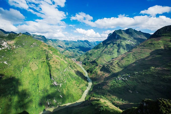 Miêu tả về Việt Nam, trang Boredpanda viết nơi đây trở thành một trong những điểm du lịch hút khách trong hơn thập kỷ qua với người dân thân thiện, phong cảnh hoang sơ và nhiều vẻ đẹp tiềm ẩn. Trên hình là dòng sông Nho Quế nhìn từ đèo Mã Pí Lèng, Hà Giang. Bắt nguồn từ cảm hứng đó, nhiếp ảnh gia Pháp tiếp tục thực hiện hành trình 12 ngày khám phá miền núi phía bắc Việt Nam như Sa Pa (Lào Cai), Đồng Văn (Hà Giang), Cao Bằng... Trên hình là một phụ nữ Dao Đỏ. Cụ ông Lùng Leo Phố, 78 tuổi, dân tộc La Chí. Trò chuyện với Rehahn, ông cho biết mình phải dành nhiều ngày để dẫn nước về nhà bằng những đường ống làm bằng tre. Từ ngọn núi cao lớn đến ruộng lúa xanh rì hay ánh nhìn thơ ngây của trẻ em dân tộc, Rehahn đã mang đến cho người xem vẻ đẹp ẩn giấu của đất nước Đông Nam Á này. Đây ảnh là hoàng hôn trên ruộng bậc thang ở Hoàng Su Phì, Hà Giang. Lân Thị Lợi là một bé gái dân tộc Lô Lô Đen. Em sống ở một ngôi làng nhỏ, gần Bảo Lạc (Cao Bằng). Em không biết nói tiếng Kinh vì em không đi học. Hai chị em đang chơi đùa ngay bên cạnh đường. Cao nguyên Đồng Văn, Hà Giang. 4 chị em dân tộc Mông đang ăn cơm trưa. Ngôi nhà chênh vênh trên cao nguyên đá. Với những bức hình ghi được sau chuyến đi, anh đang lên kế hoạch cho cuốn sách ảnh sắp tới của mình về hơn 50 dân tộc thiểu số ở Việt Nam. Trước đó, anh từng cho ra mắt cuốn sách ảnh "Việt Nam - Những mảnh ghép tương phản".