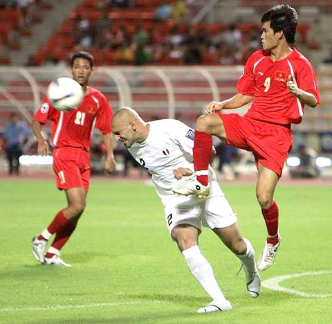 Công Vinh (phải) sẽ tái ngộ các đối thủ ở đội tuyển Iraq sau 8 năm kể từ Asian Cup 2007.