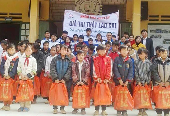 Nhiều suất quà ý nghĩa được trao cho học sinh.