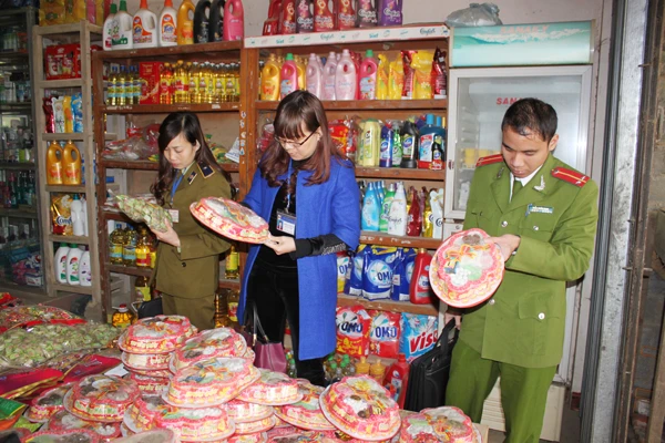 Đoàn kiểm tra cơ sở kinh doanh thực phẩm bao gói sẵn tại huyện Bảo Thắng.