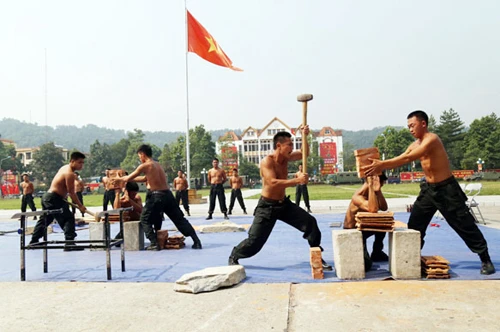 Diễu hành biểu dương lực lượng. Biểu diễn võ thuật. Những tuyệt kỹ thể hiện sức mạnh của lực lượng CSCĐ. Lao qua vòng lửa. Diễn tập phòng, chống khủng bố. Diễu hành biểu dương lực lượng. Biểu diễn võ thuật. Những tuyệt kỹ thể hiện sức mạnh của lực lượng CSCĐ. Lao qua vòng lửa. Diễn tập phòng, chống khủng bố.