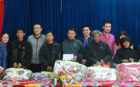 Các thành viên đoàn công tác tặng quà các gia đình chính sách.