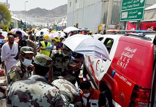 Lực lượng cứu hộ khẩn trương làm việc tại hiện trường.