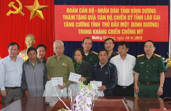 Đoàn công tác tặng quà cho cán bộ, chiến sỹ gia đình thân nhân liệt sỹ huyện Mường Khương.