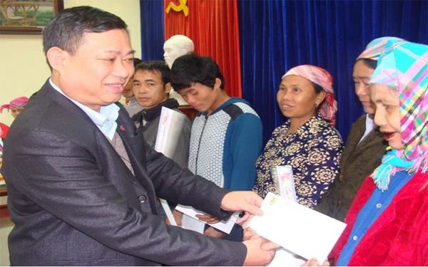 Lãnh đạo LĐLĐ tỉnh tặng quà cho hộ nghèo xã Làng Giàng (Văn Bàn).