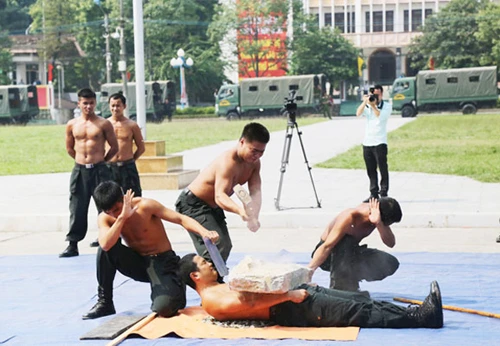 Diễu hành biểu dương lực lượng. Biểu diễn võ thuật. Những tuyệt kỹ thể hiện sức mạnh của lực lượng CSCĐ. Lao qua vòng lửa. Diễn tập phòng, chống khủng bố. Diễu hành biểu dương lực lượng. Biểu diễn võ thuật. Những tuyệt kỹ thể hiện sức mạnh của lực lượng CSCĐ. Lao qua vòng lửa. Diễn tập phòng, chống khủng bố.