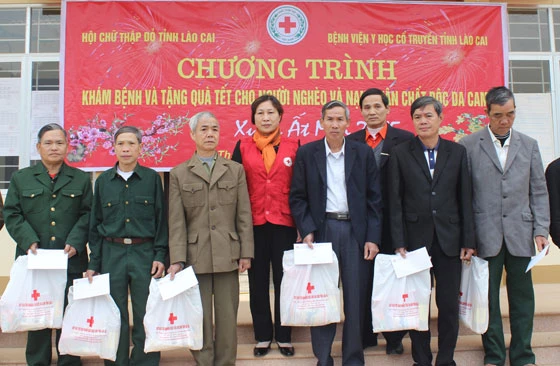 Đoàn công tác tặng quà cho các hộ nghèo.