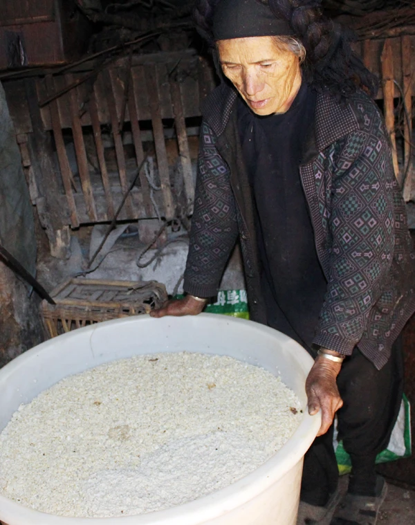 Gạo nếp được đãi sạch, ngâm kỹ trước khi đồ thành xôi.