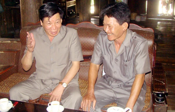 Thăm hỏi gia đình ông Hứa Thanh Hòa, thương binh 4/4, ở Nà Trang, thị trấn Khánh Yên.