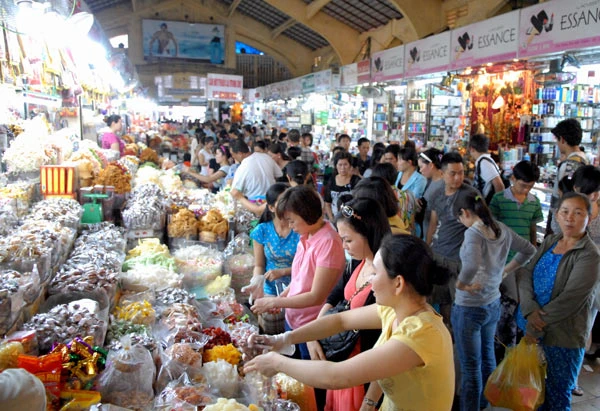 Nhu cầu mua sắm trong nước tăng. Ảnh chụp tại chợ Bến Thành, TPHCM.