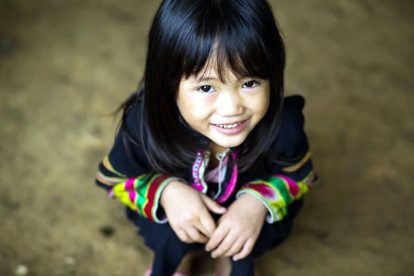 Miêu tả về Việt Nam, trang Boredpanda viết nơi đây trở thành một trong những điểm du lịch hút khách trong hơn thập kỷ qua với người dân thân thiện, phong cảnh hoang sơ và nhiều vẻ đẹp tiềm ẩn. Trên hình là dòng sông Nho Quế nhìn từ đèo Mã Pí Lèng, Hà Giang. Bắt nguồn từ cảm hứng đó, nhiếp ảnh gia Pháp tiếp tục thực hiện hành trình 12 ngày khám phá miền núi phía bắc Việt Nam như Sa Pa (Lào Cai), Đồng Văn (Hà Giang), Cao Bằng... Trên hình là một phụ nữ Dao Đỏ. Cụ ông Lùng Leo Phố, 78 tuổi, dân tộc La Chí. Trò chuyện với Rehahn, ông cho biết mình phải dành nhiều ngày để dẫn nước về nhà bằng những đường ống làm bằng tre. Từ ngọn núi cao lớn đến ruộng lúa xanh rì hay ánh nhìn thơ ngây của trẻ em dân tộc, Rehahn đã mang đến cho người xem vẻ đẹp ẩn giấu của đất nước Đông Nam Á này. Đây ảnh là hoàng hôn trên ruộng bậc thang ở Hoàng Su Phì, Hà Giang. Lân Thị Lợi là một bé gái dân tộc Lô Lô Đen. Em sống ở một ngôi làng nhỏ, gần Bảo Lạc (Cao Bằng). Em không biết nói tiếng Kinh vì em không đi học. Hai chị em đang chơi đùa ngay bên cạnh đường. Cao nguyên Đồng Văn, Hà Giang. 4 chị em dân tộc Mông đang ăn cơm trưa. Ngôi nhà chênh vênh trên cao nguyên đá. Với những bức hình ghi được sau chuyến đi, anh đang lên kế hoạch cho cuốn sách ảnh sắp tới của mình về hơn 50 dân tộc thiểu số ở Việt Nam. Trước đó, anh từng cho ra mắt cuốn sách ảnh "Việt Nam - Những mảnh ghép tương phản".