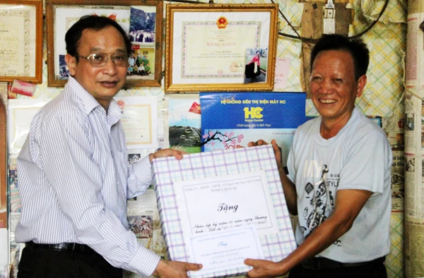 Tặng quà ông Vàng Seo Sẻng, thương binh hạng 4/4 ở xã Sín Chéng.