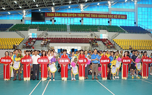 Ban tổ chức tặng cờ lưu niệm cho các đoàn tham gia giải.