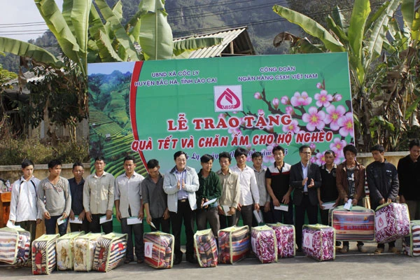 Tặng quà cho các hộ nghèo.