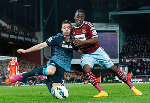 Pha tranh bóng giữa Cahill và Valencia.