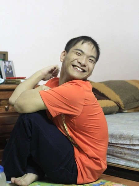 Dù bị tật nhưng Hùng vẫn sống lạc quan và không ngừng sáng tác nhạc.