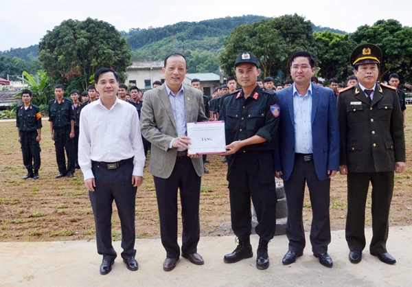 Đồng chí Doãn Văn Hưởng thăm, tặng quà Tiểu đoàn Cảnh sát cơ động số 4 ảnh 3