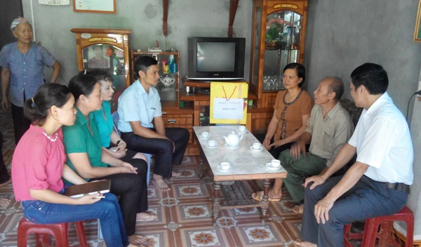 Đoàn Công tác thăm hỏi các gia đình.
