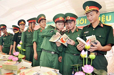 Cán bộ, chiến sĩ tham quan triển lãm sách chào mừng ngày Chiến thắng 30-4.
