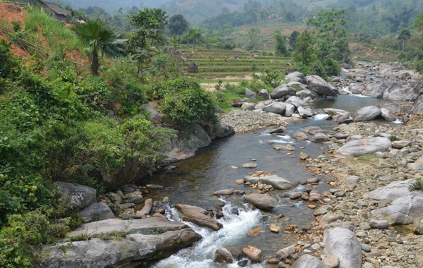 Những thác nước trong vắt và mát lạnh - điểm đến hấp dẫn cho những người thích khám phá. Vẻ đẹp tầng 2 của thác Đầu Nhuần. Các thác nước vẫn giữ vẻ đẹp nguyên sơ. Tầng 3 của thác Đầu Nhuần như dải lụa. Dòng nước từ các thác chảy về hạ lưu góp phần cung cấp nguồn nước cho sản xuất nông nghiệp của xã Phú Nhuận. Những thác nước trong vắt và mát lạnh - điểm đến hấp dẫn cho những người thích khám phá. Vẻ đẹp tầng 2 của thác Đầu Nhuần. Các thác nước vẫn giữ vẻ đẹp nguyên sơ. Tầng 3 của thác Đầu Nhuần như dải lụa. Dòng nước từ các thác chảy về hạ lưu góp phần cung cấp nguồn nước cho sản xuất nông nghiệp của xã Phú Nhuận.