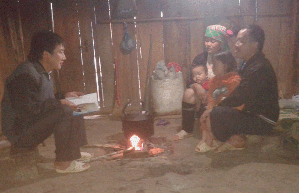 Anh Sùng A Sình (trái ảnh) vận động bà con thực hiện tốt nếp sống văn hóa tại thôn, bản. Anh Sùng A Sình (trái ảnh) vận động bà con thực hiện tốt nếp sống văn hóa tại thôn, bản.