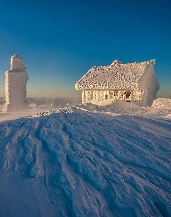 Điểm nghỉ chân và ngắm bắc cực quang tuyệt đẹp ở Phần Lan. Một ngôi nhà nhỏ vẫn còn sáng đèn nằm giữa biển tuyết ở chân dãy núi Bergsdalen, Na Uy. Căn nhà gỗ nhỏ làm điểm nghỉ chân của những người leo núi trên dãy Alps. Ngôi nhà phủ đầy tuyết ở vùng đất của những đêm trắng Lapland, Phần Lan. Những căn nhà gỗ lên đèn ấm cúng vào mùa đông ở Stokholm, Thụy Điển. Ngôi nhà sơn màu đỏ nổi bật nằm giữa vùng núi phủ tuyết trắng ở Tromso, Na Uy. Căn nhà nhỏ ở Tirol (Áo) đẹp mơ màng và ám ảnh trong màn tuyết rơi giữa rừng. Một lều nghỉ mái đỏ nằm trên núi bị bỏ hoang ở Iceland. Một ngôi nhà nằm đơn độc giữa tuyết trắng của vùng Oxnadal, Iceland. Ngôi nhà bị tuyết phủ kín cửa nhìn như một chiếc bánh kem, nằm trên núi Karkonosze, Ba Lan.