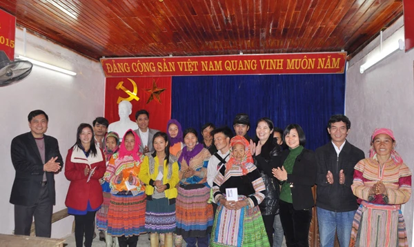 Tặng quà tết cho 37 hộ nghèo thôn Cốc Pục. Tặng quà tết cho 37 hộ nghèo thôn Cốc Pục.