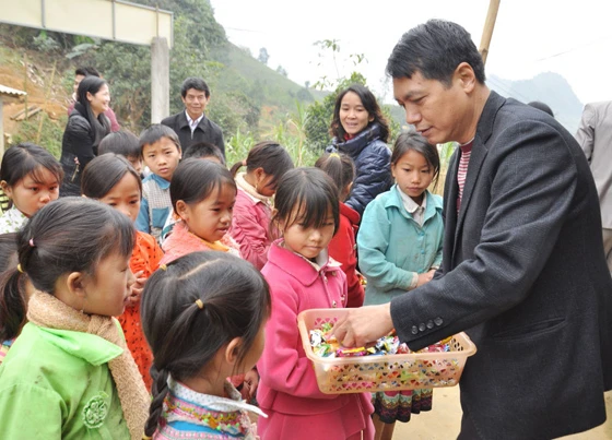 Phát quà cho học sinh thôn Cốc Pục. Phát quà cho học sinh thôn Cốc Pục.